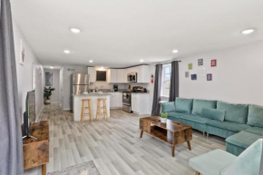 Skip to Saint Charles Local Art-Filled Hideaway